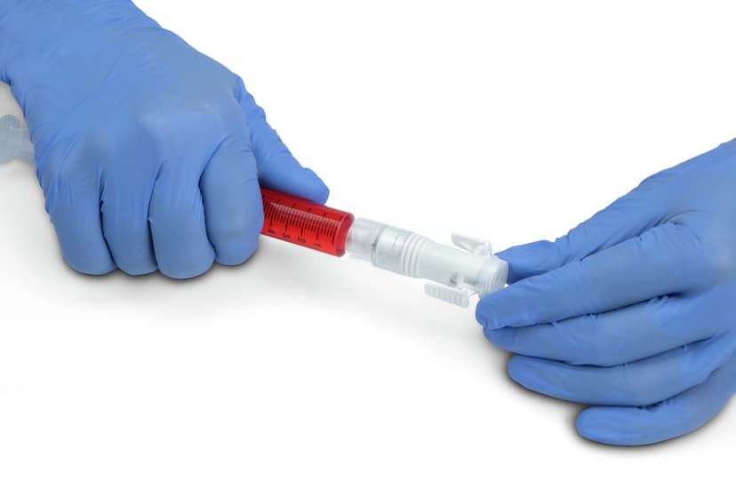 Chemfort Syringe adaptor handling-Picture of handlig a Chemfort Syringe adaptor, Syringe cap of filled Syringe