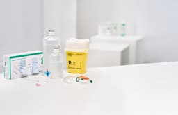 Infusionstherapie-Infusionstherapieprodukte vom Behälter über den Venenzugang bis zur Entsorgung, niedergelassene Arztpraxis